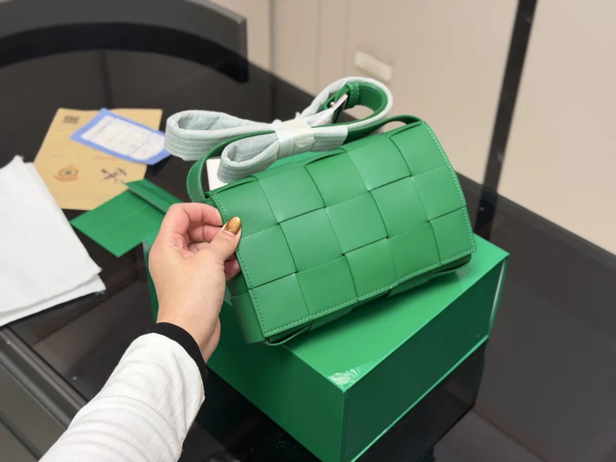 Bottega Veneta Cassette Handbag - 22 × 14 cm — source photograph 1 of 3