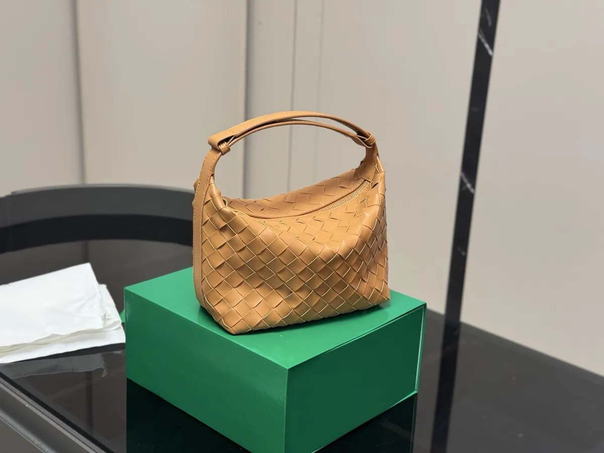 Bottega Veneta Handbag - 20 × 14 cm — source photograph 1 of 3