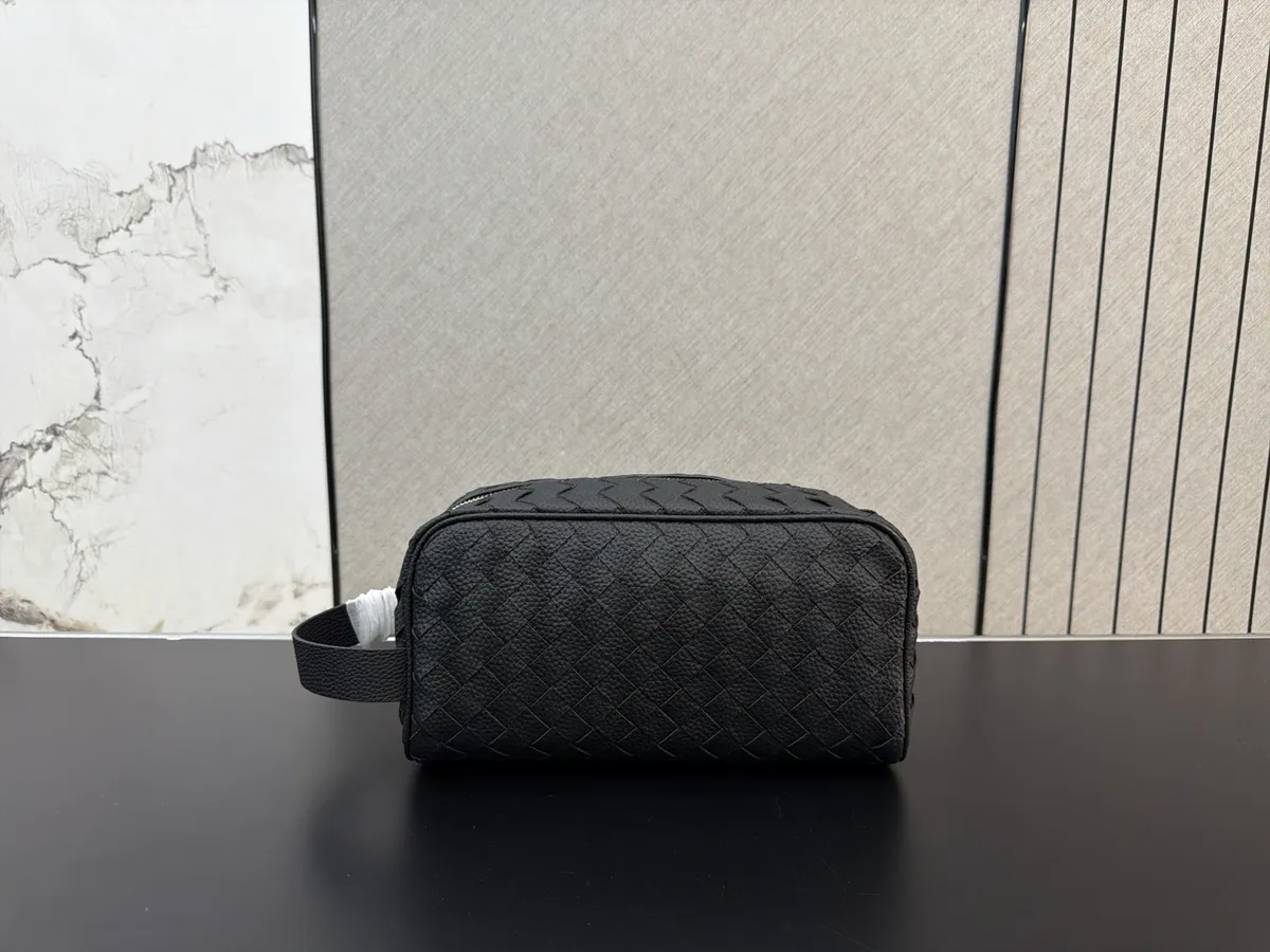 Bottega Veneta Woven Clutch Bag - 13 × 24 cm — source photograph 1 of 3