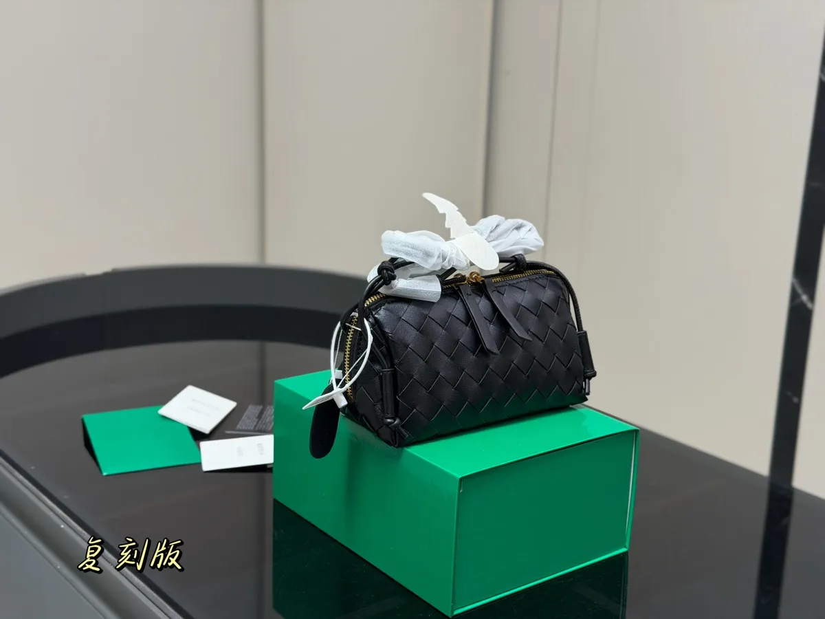 Bottega Veneta Woven Crossbody Bag - 19 × 11 cm — source photograph 1 of 3