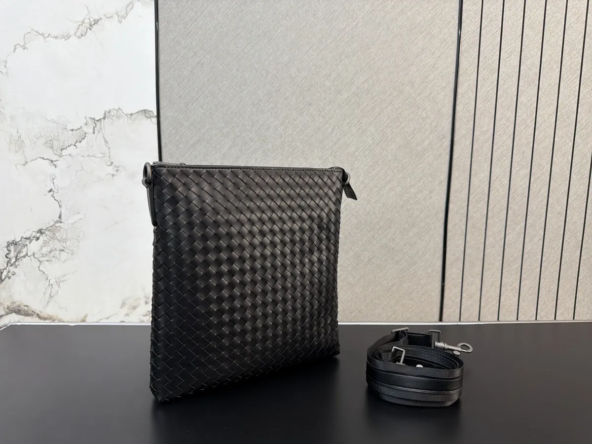 Bottega Veneta Woven Crossbody Bag - 24 × 27 cm — source photograph 1 of 3