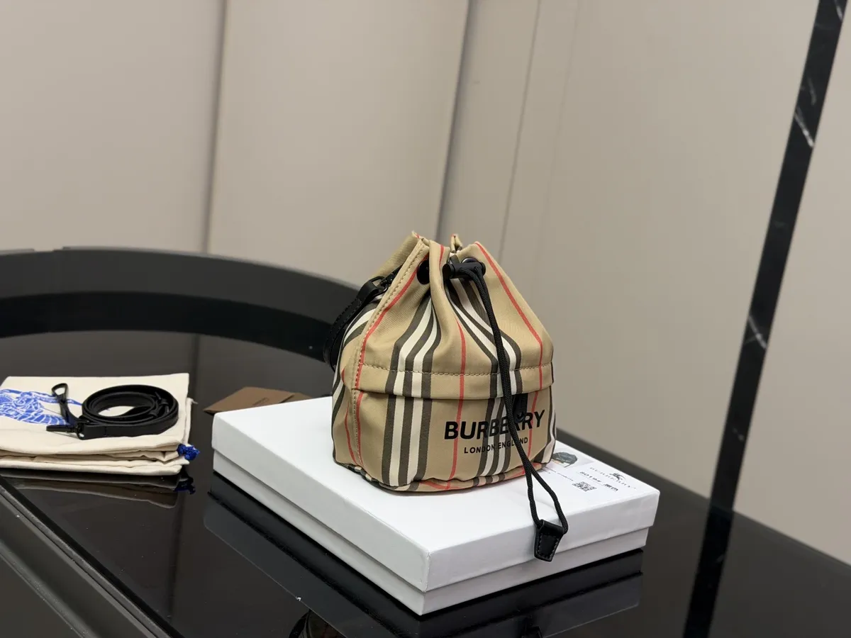 Burberry Bucket Bag - 18 × 20 cm — source photograph 1 of 3