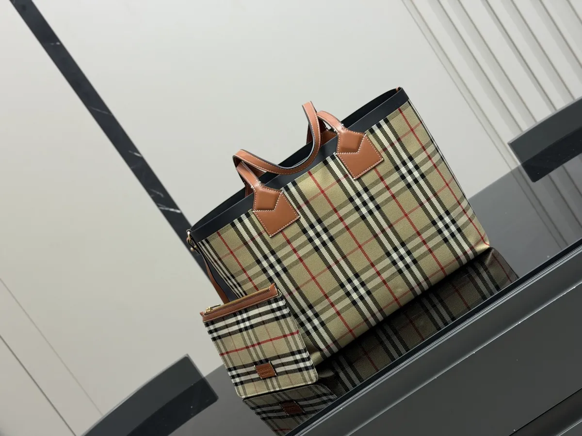 Burberry Canvas Tote Bag - 35 × 28 cm — source photograph 1 of 3