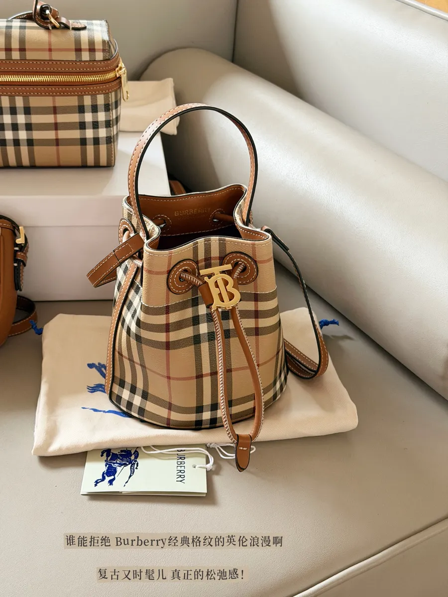 Burberry Check Bucket Bag - 16 × 18 cm — source photograph 1 of 3