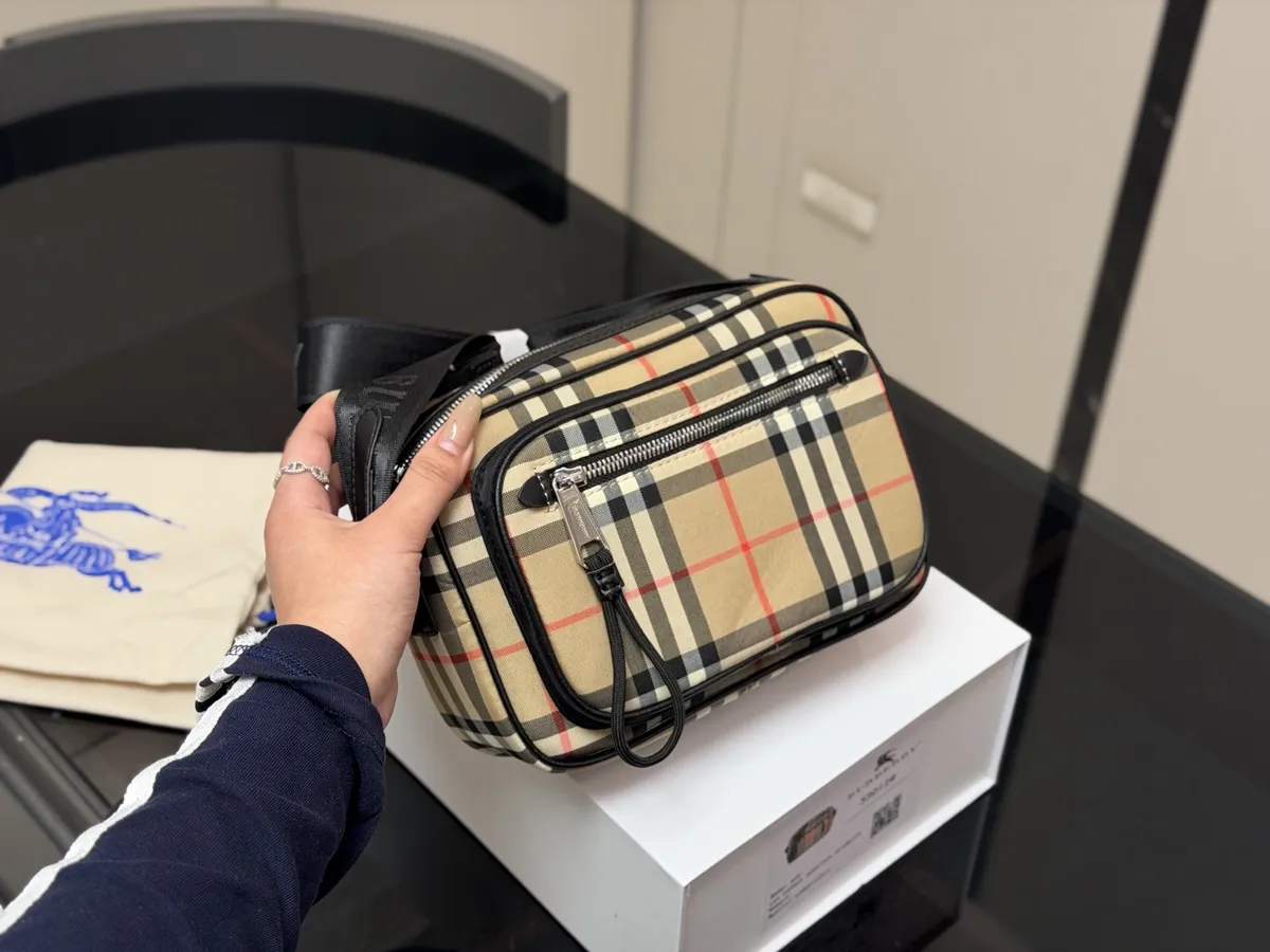Burberry Check Camera Bag - 23 × 16 cm — source photograph 1 of 3