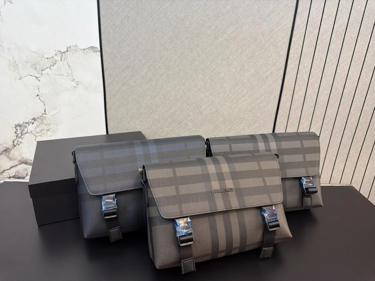 Burberry Check Flap Messenger Bag - 31 × 20 cm — source photograph 1 of 3