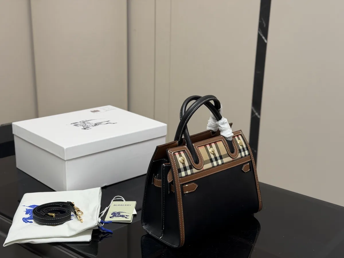 Burberry Cotswolds Tote Bag - 25 × 30 cm — source photograph 1 of 3