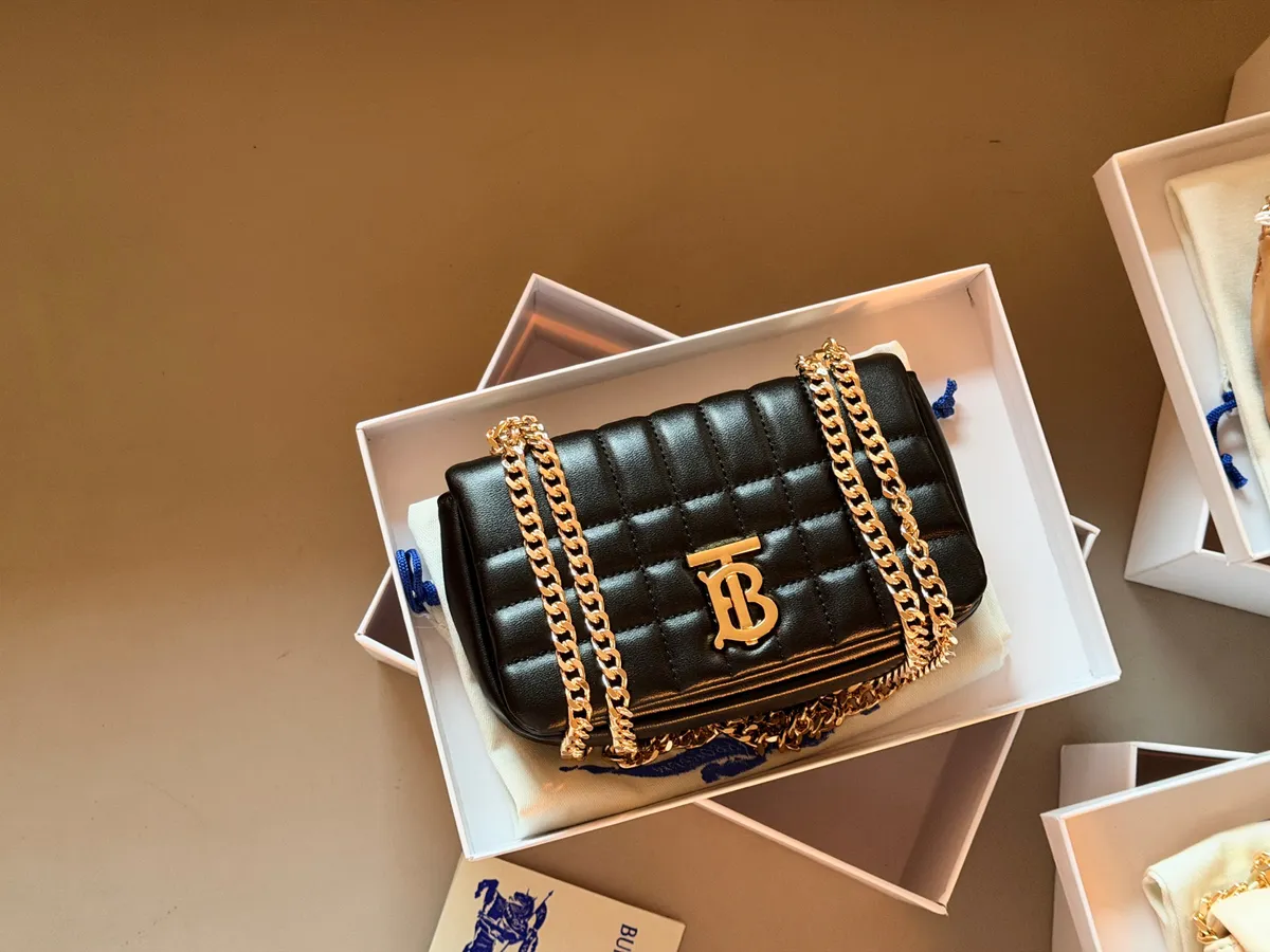 Burberry Lola Chain Handbag - 19 × 11 cm — source photograph 1 of 3