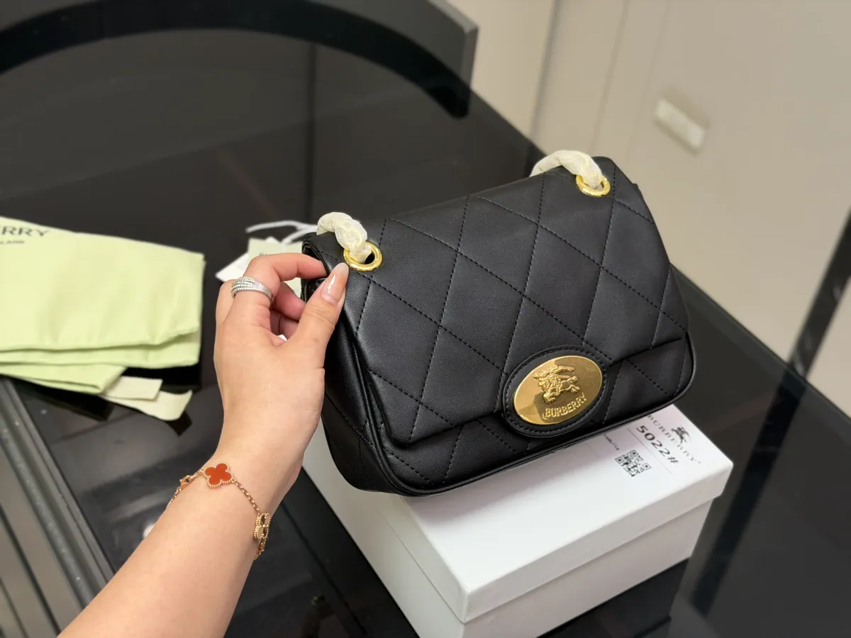 Burberry Lola Chain Handbag - 23 × 17 cm — source photograph 1 of 3