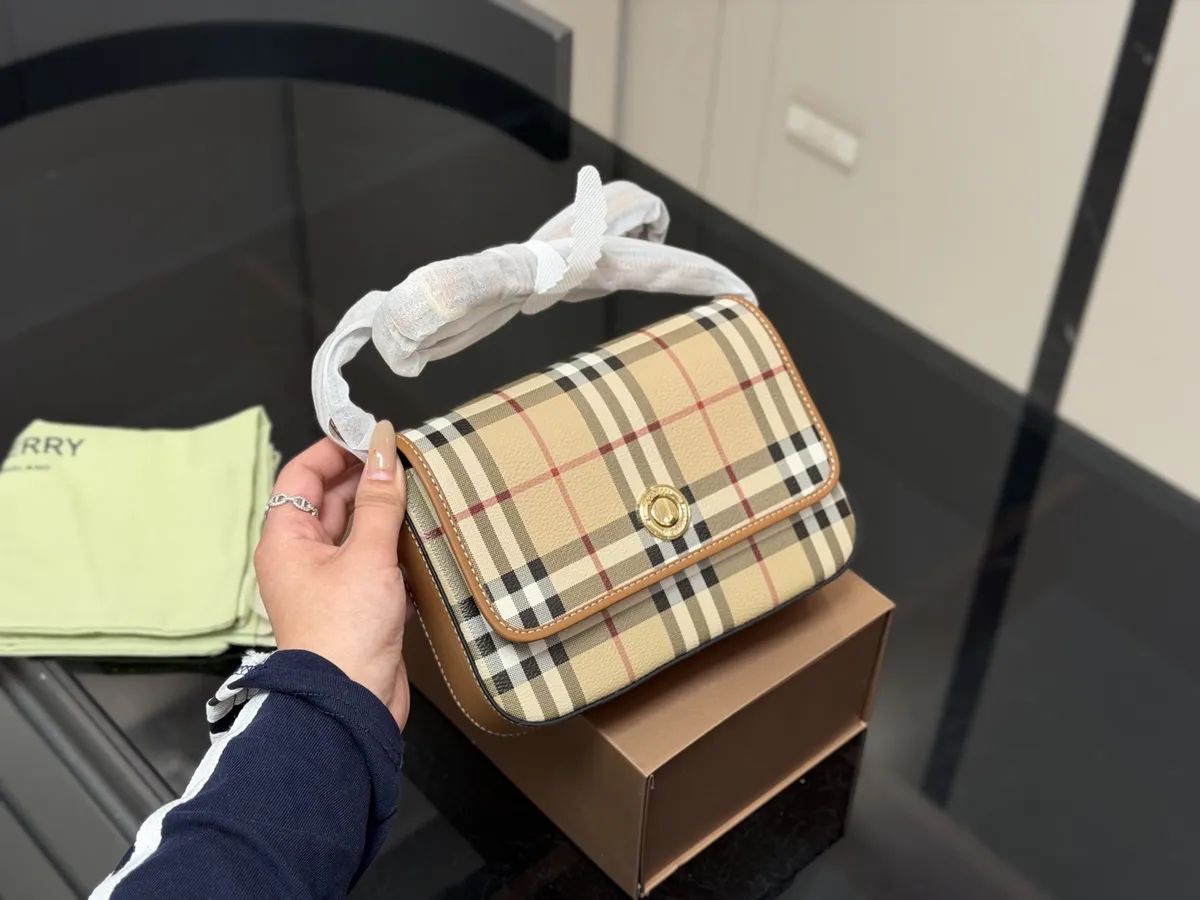 Burberry Messenger Bag - 20 × 14 cm — source photograph 1 of 3