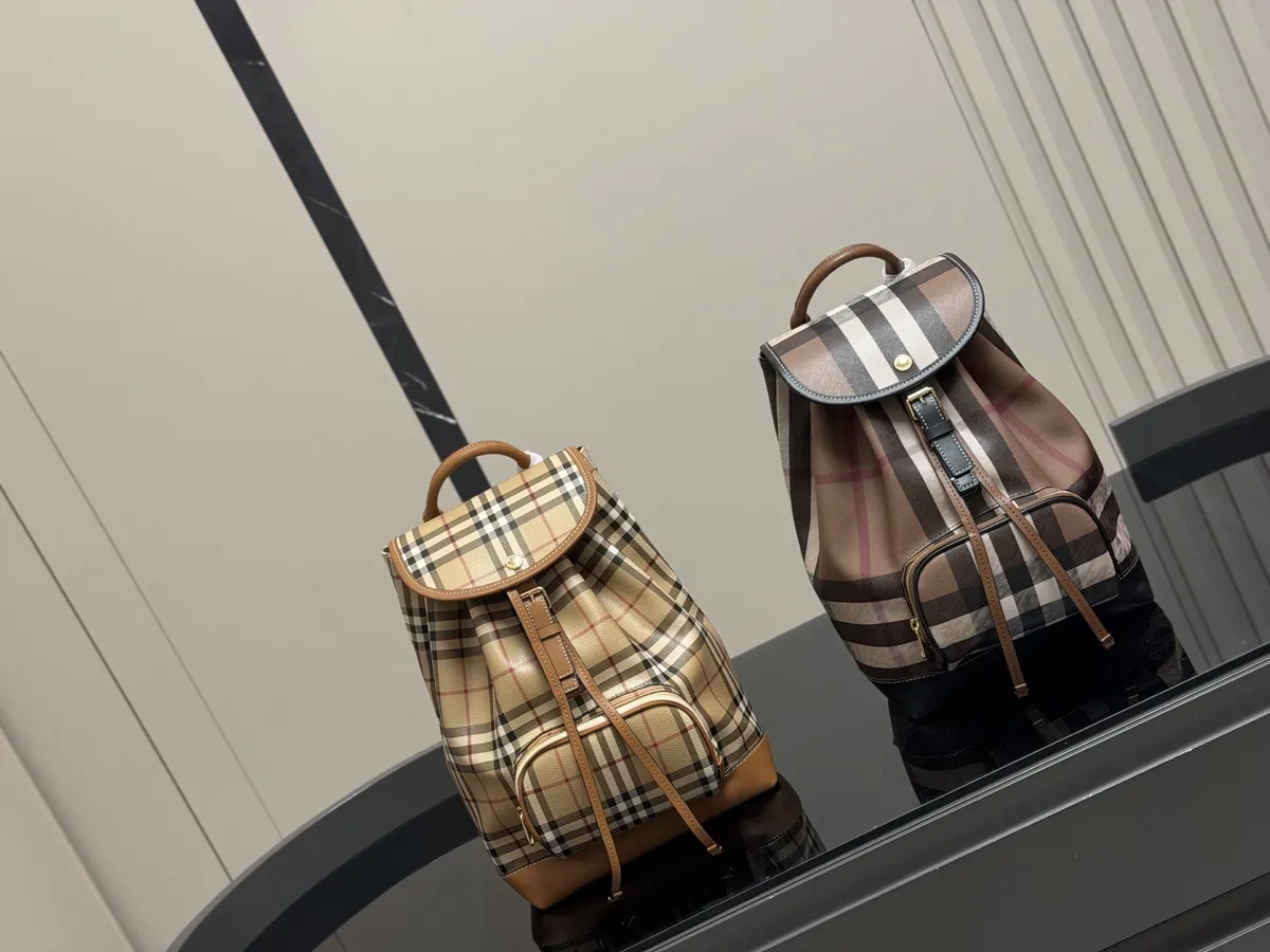 Burberry Trench Nylon Backpack - 24 × 33 cm — source photograph 1 of 3