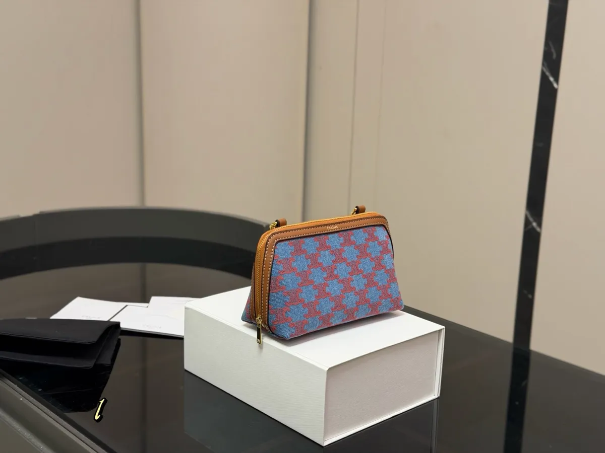 Celine Mini Bag - 18 × 11 cm — source photograph 1 of 3