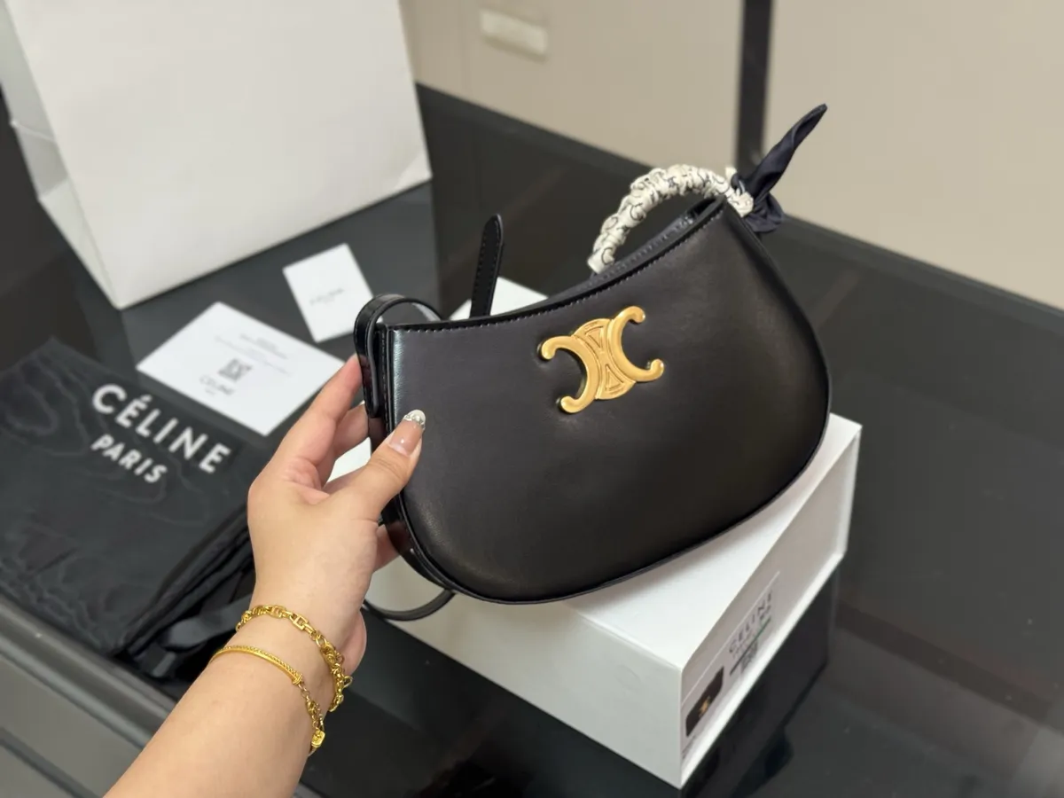 Celine Tilly Handbag - 23 × 13 cm — source photograph 1 of 3