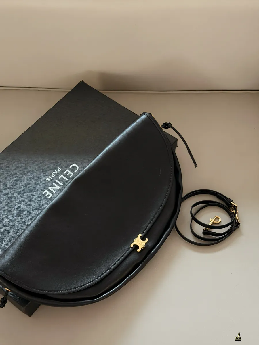 Celine Triomphe Messenger Bag - 48 × 23 cm — source photograph 1 of 3