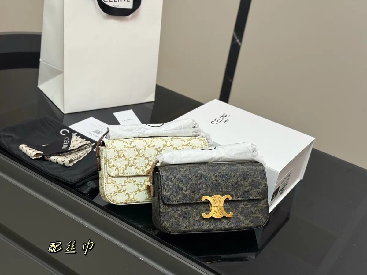 Celine Triomphe Shoulder Bag - 20 × 10 cm — source photograph 1 of 3