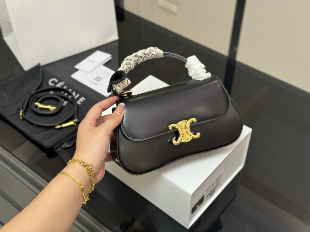 Celine Triomphe Shoulder Bag - 22 × 12 cm — source photograph 1 of 3
