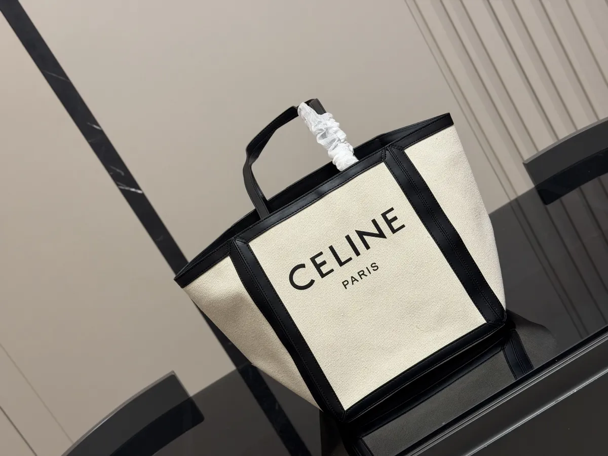 Celine Triomphe Tote Bag - 28 × 30 cm — source photograph 1 of 3
