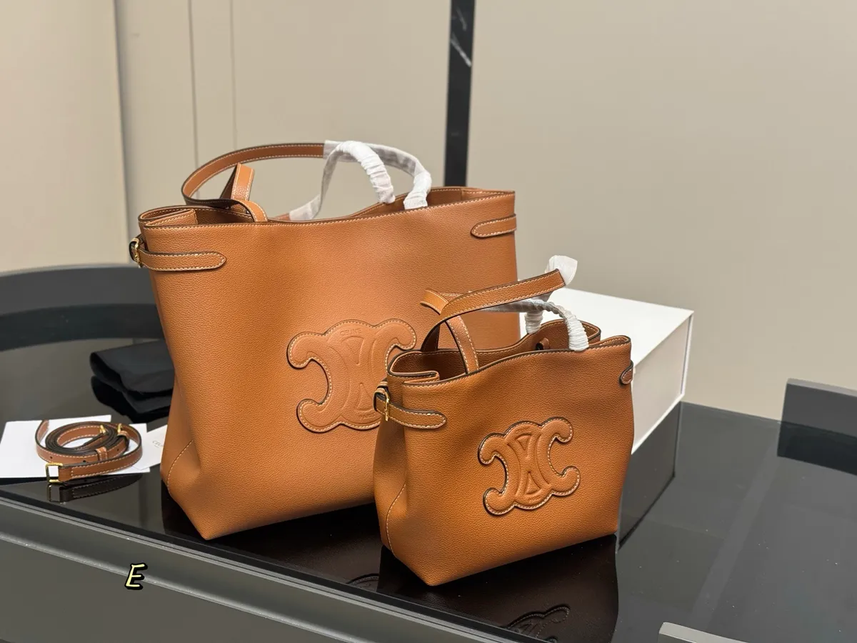 Celine Triomphe Tote Bag - 33 × 29 cm Options — source photograph 1 of 3