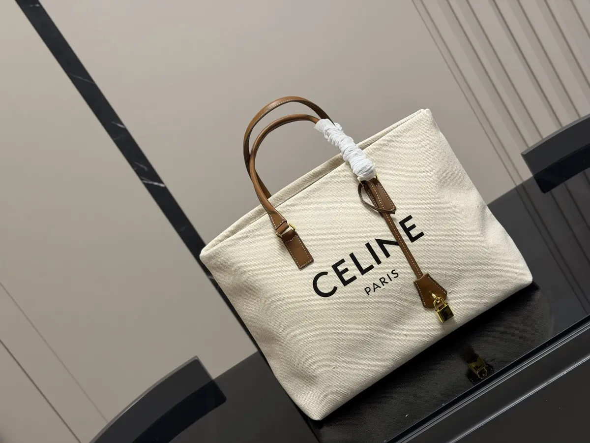 Celine Triomphe Tote Bag - 39 × 30 cm — source photograph 1 of 3