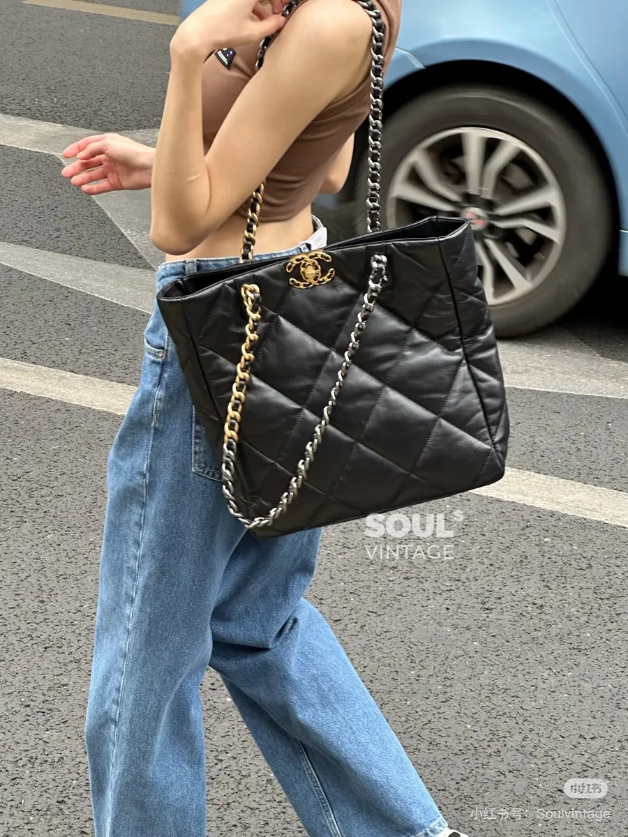 Chanel 19 Bag Tote Bag — source photograph 1 of 3