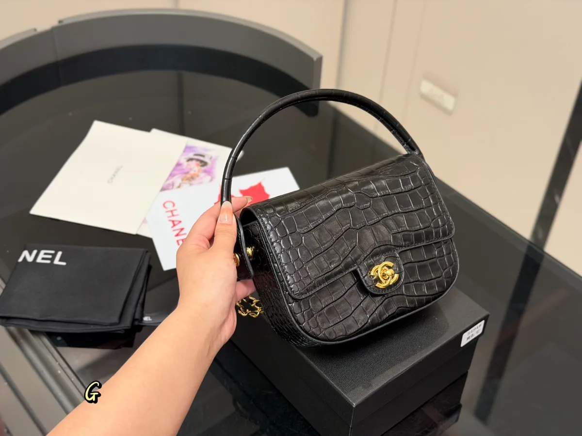 Chanel 2.55 Handbag - 20 × 15 cm — source photograph 1 of 3