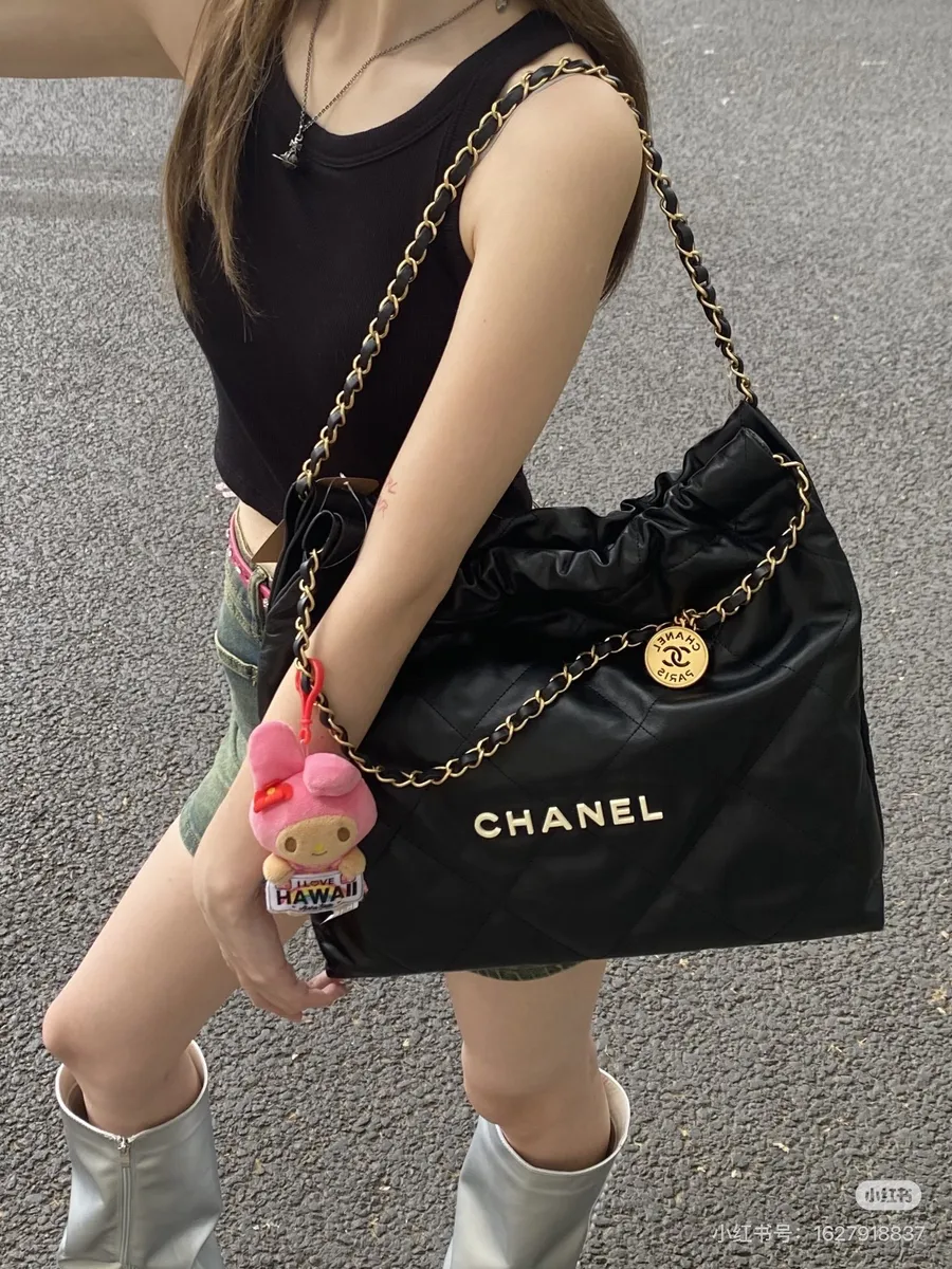 Chanel 22 Bag Handbag — source photograph 1 of 3
