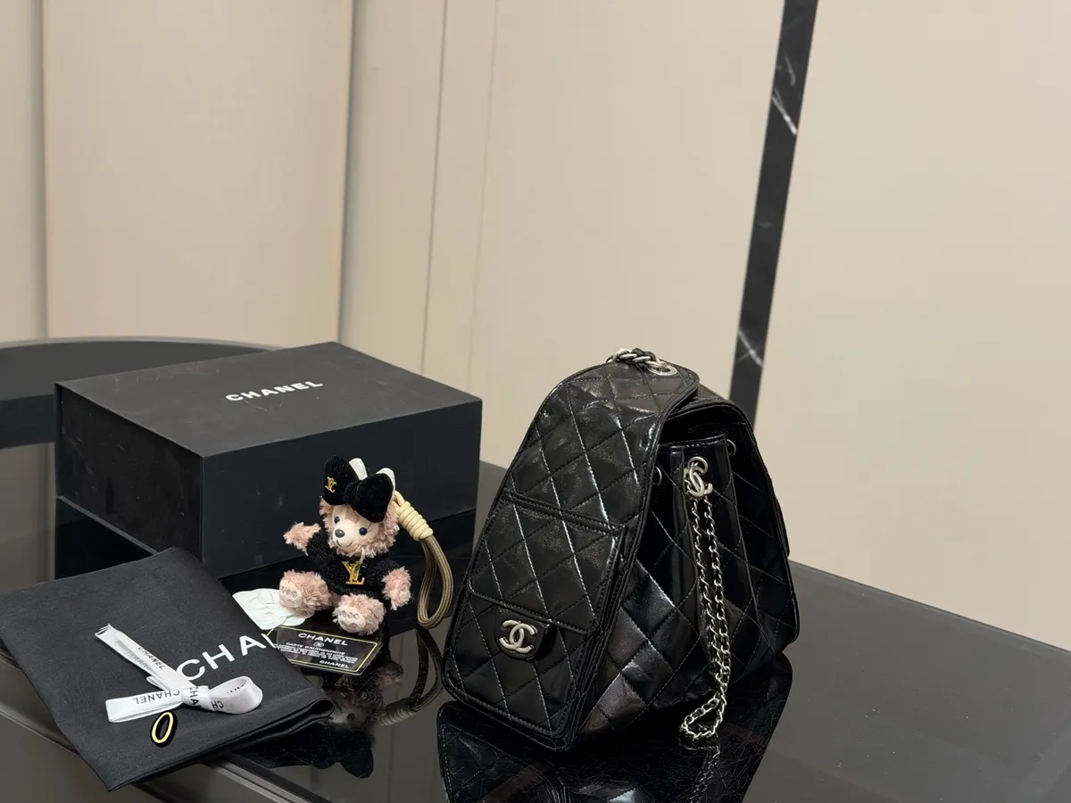 Chanel 25 Bag Shoulder Bag - 26 cm — source photograph 1 of 3