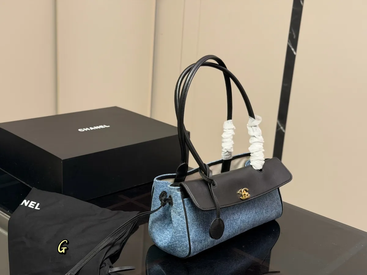 Chanel 31 Bag Shoulder Bag - 31 × 18 cm — source photograph 1 of 3