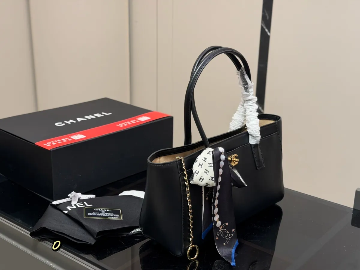 Chanel 31 Bag Shoulder Bag - 35 × 20 cm — source photograph 1 of 3