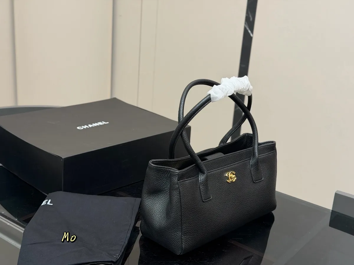 Chanel 31 Bag Shoulder Bag - 35 × 21 cm — source photograph 1 of 3