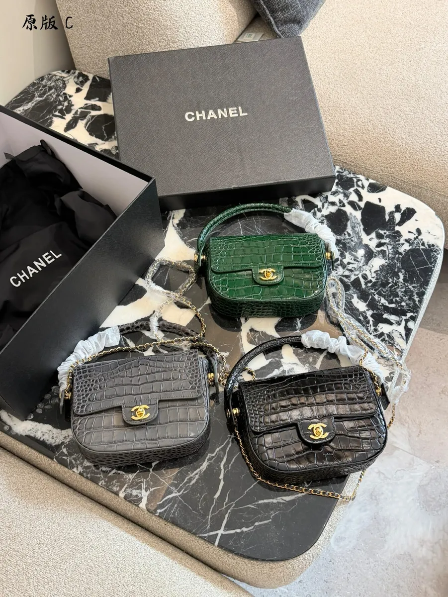 Chanel Chain Crossbody Bag - 20 × 14 × 6 cm — source photograph 1 of 3