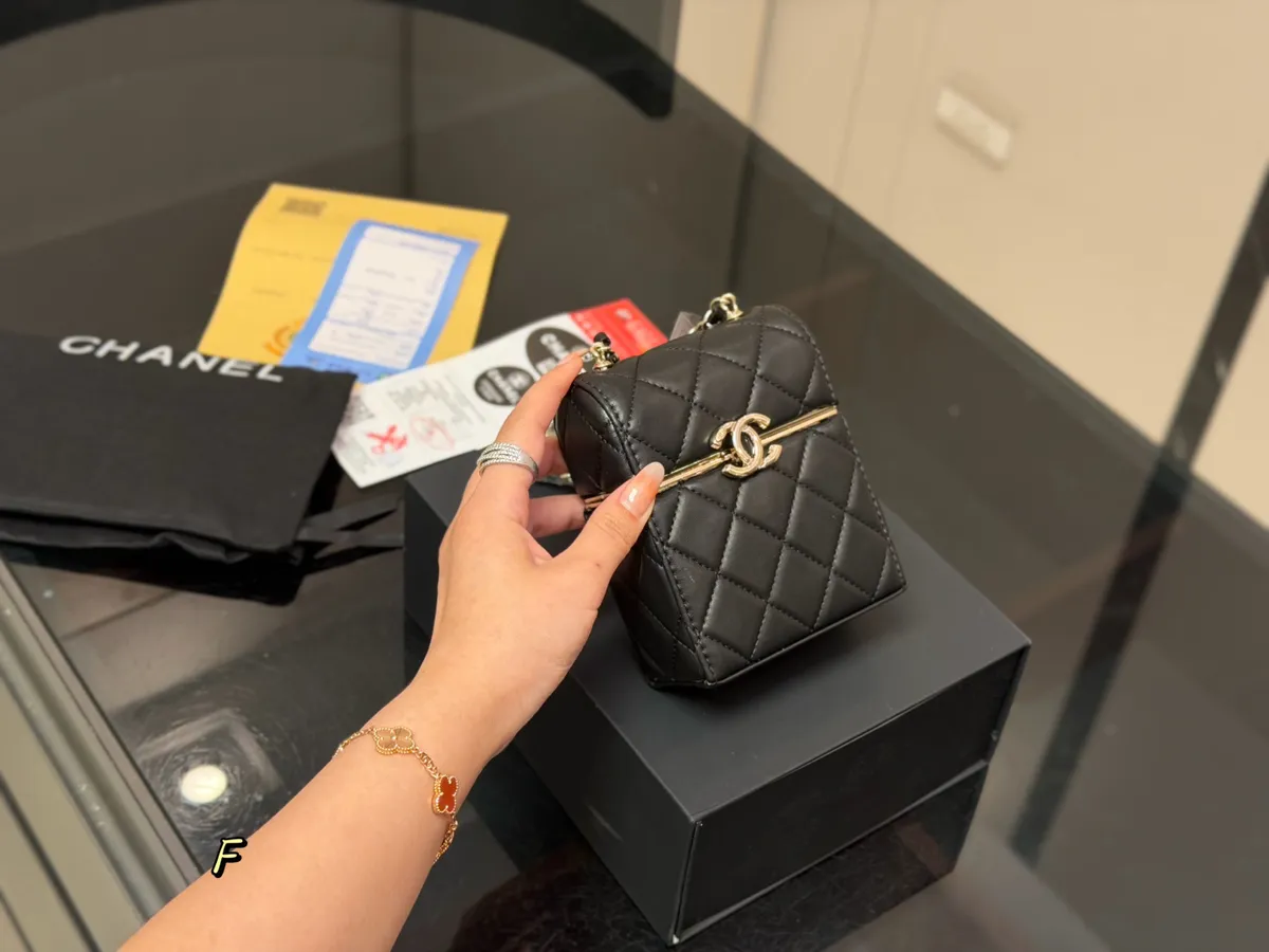 Chanel Chain Handbag - 11 × 13 cm — source photograph 1 of 3