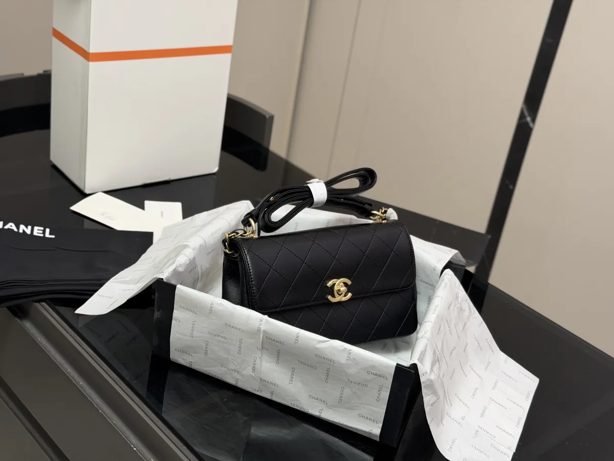Chanel Chain Messenger Bag - 23 × 14 cm — source photograph 1 of 3