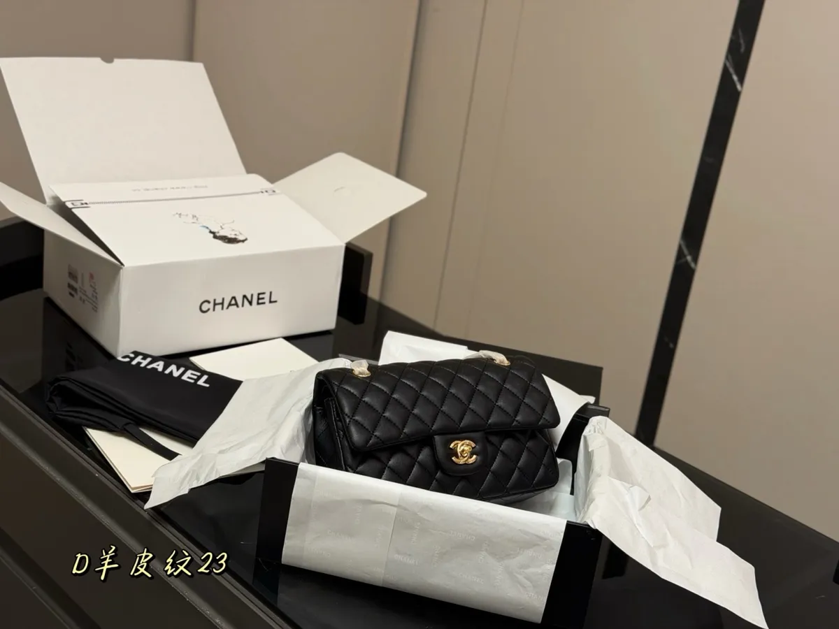 Chanel Classic Flap Handbag - 23 cm — source photograph 1 of 3