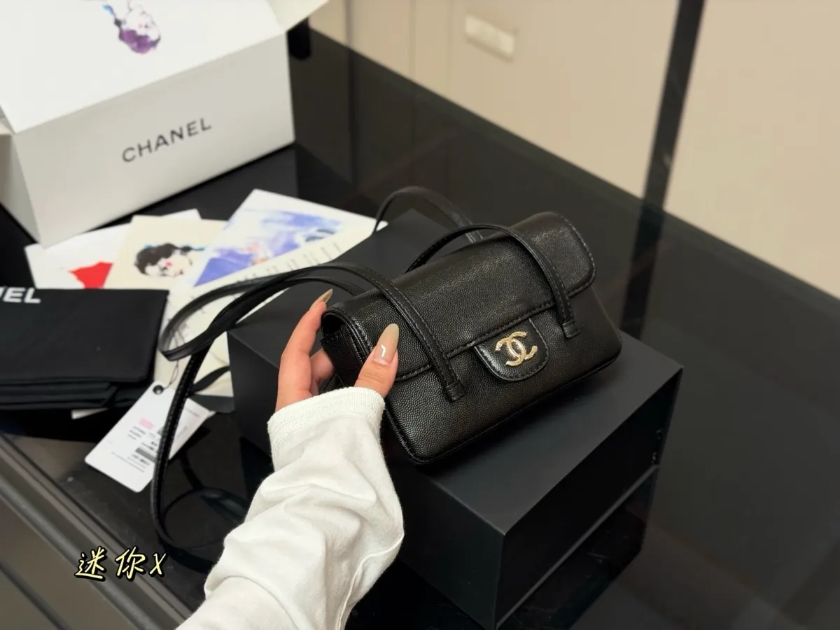 Chanel Classic Flap Shoulder Bag - 17 × 11 cm — source photograph 1 of 3