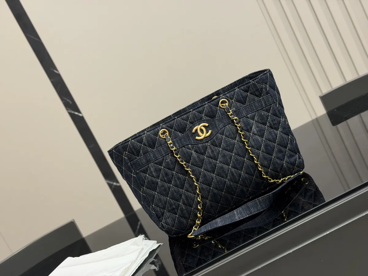 Chanel Coco Quilted Chain Tote Bag - 30 × 23 cm — source photograph 1 of 3
