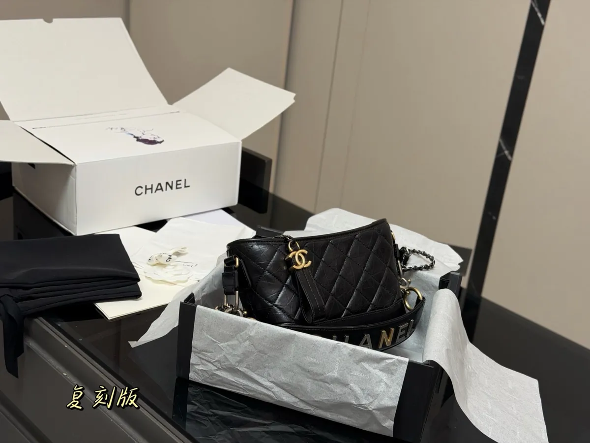 Chanel Gabrielle Handbag - 20 × 15 cm — source photograph 1 of 3