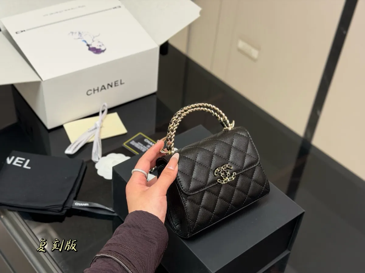 Chanel Kelly Handbag - 18 cm Options — source photograph 1 of 3