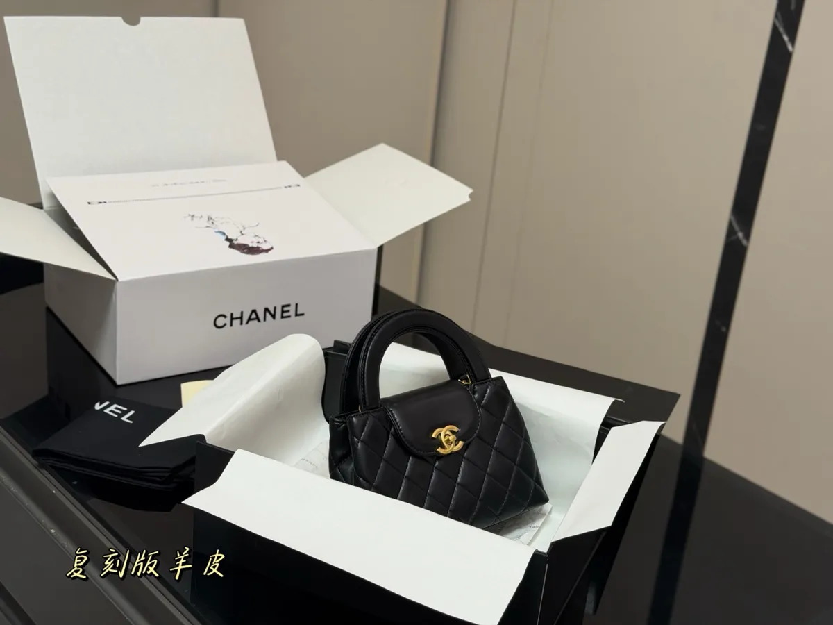 Chanel Kelly Handbag - 20 × 12 cm — source photograph 1 of 3