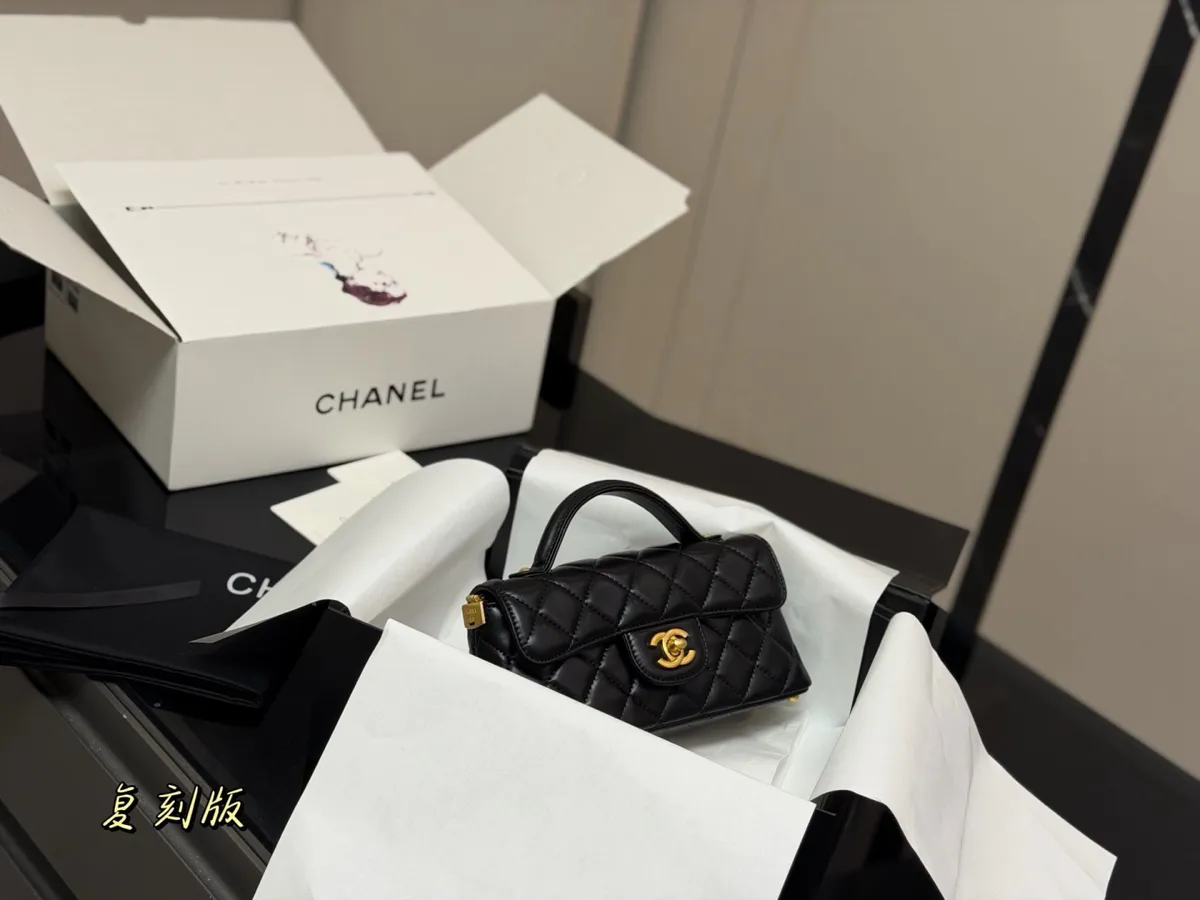 Chanel Kelly Handbag - 22 × 11 cm — source photograph 1 of 3