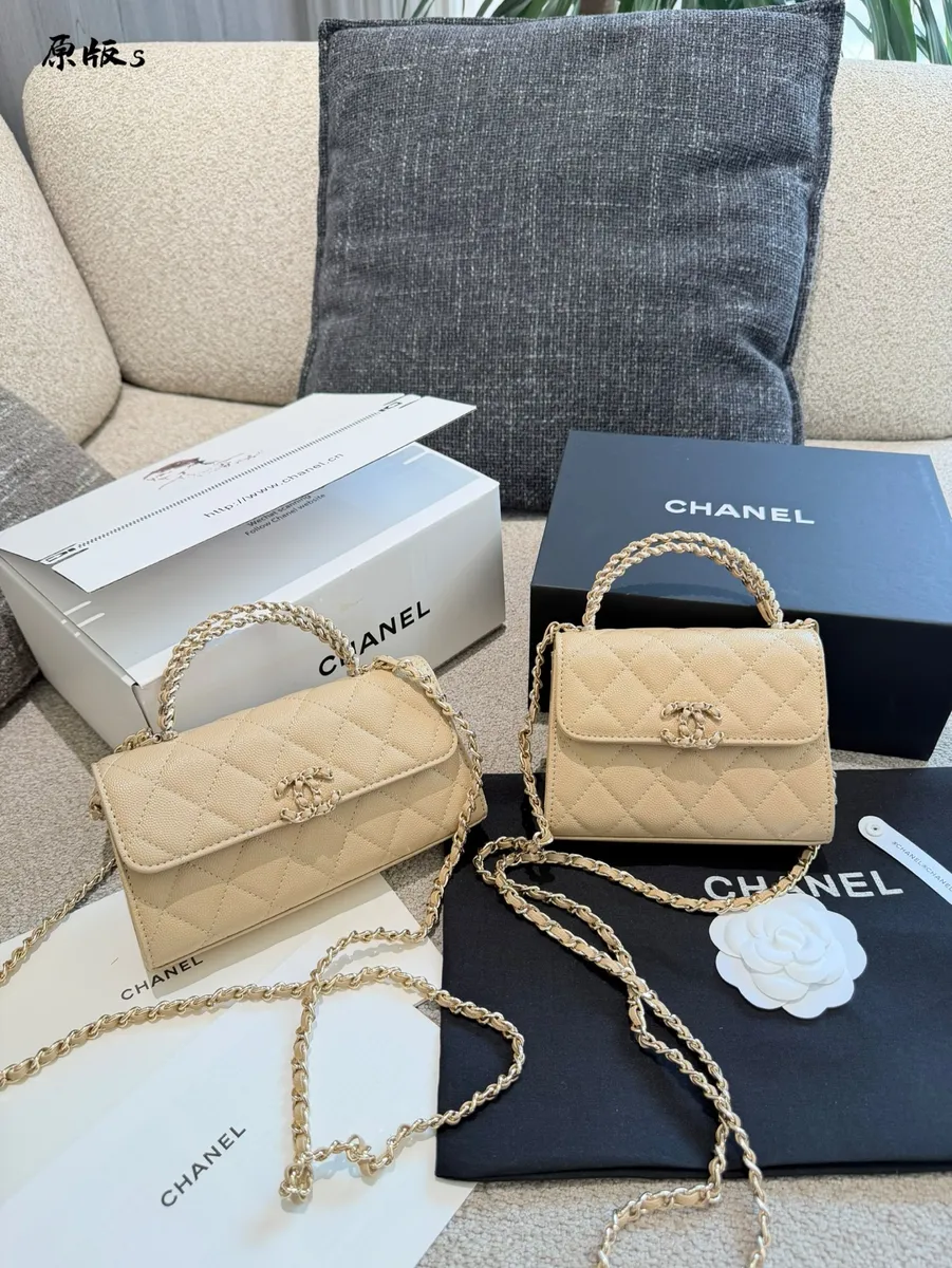 Chanel Kelly Quilted Check Crossbody Bag - 18 × 10 × 4.5 cm Options — source photograph 1 of 3