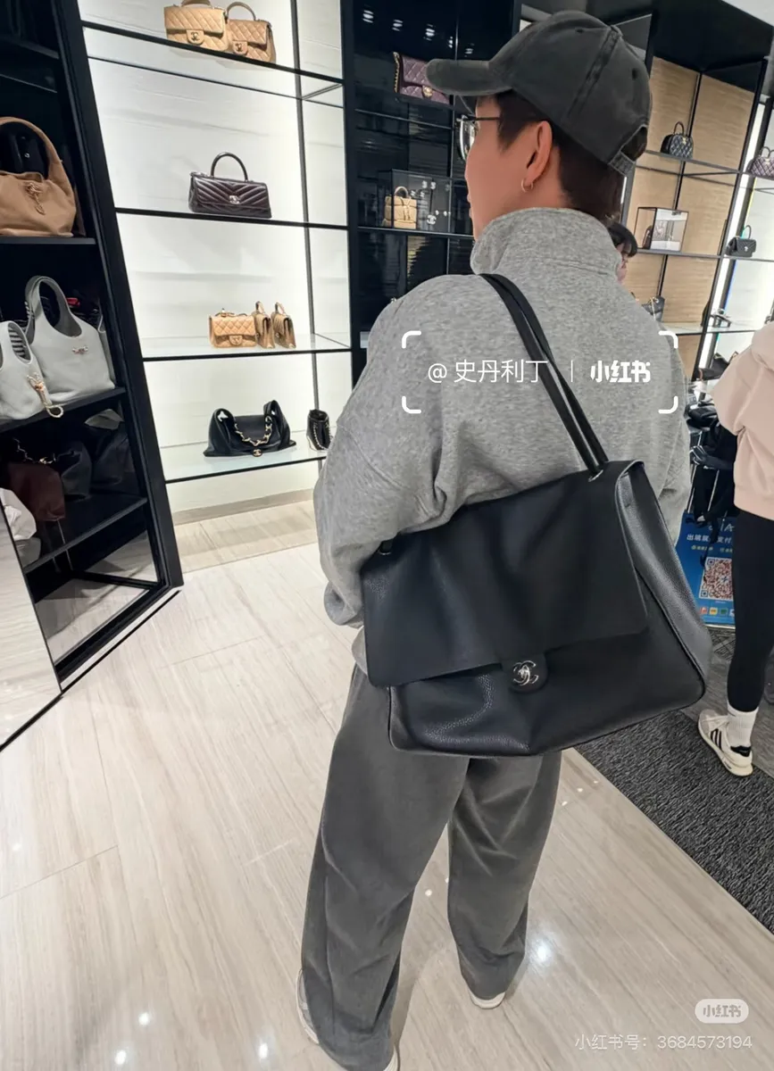 Chanel Maxi Handbag — source photograph 1 of 3