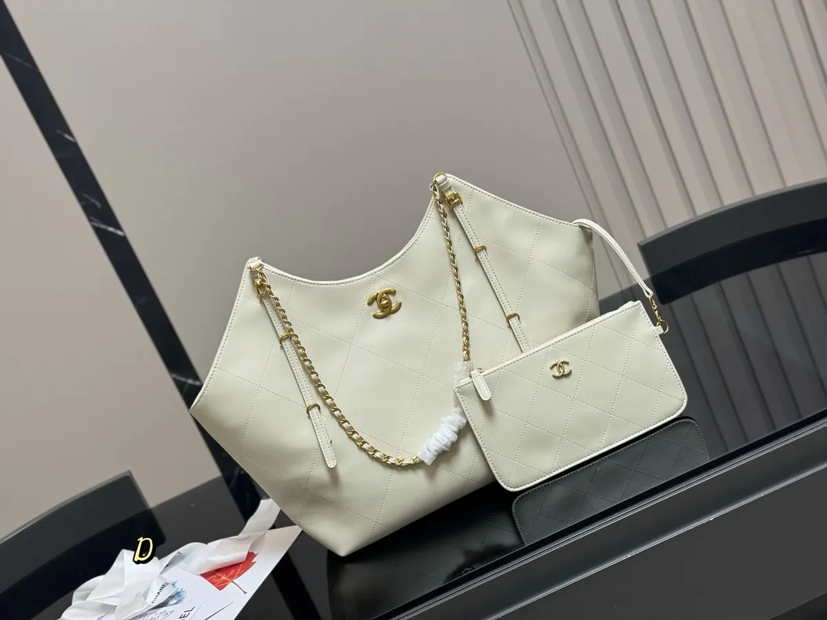 Chanel Maxi Tote Bag - 31 × 28 cm — source photograph 1 of 3