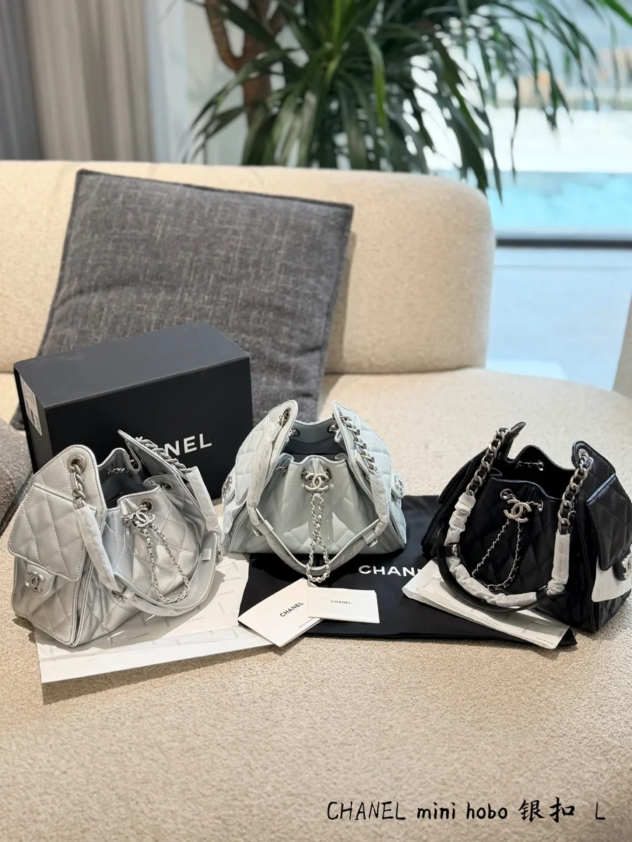 Chanel Quilted Check Bucket Bag - 19.5 × 12 × 19 cm — source photograph 1 of 3