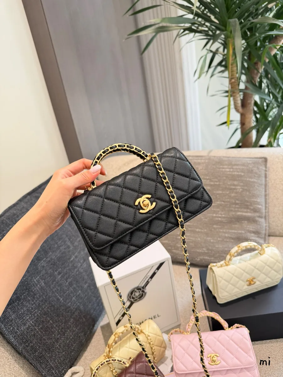 Chanel Quilted Check Crossbody Bag - 19 × 13 cm — source photograph 1 of 3