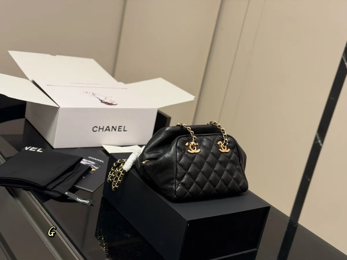 Chanel Quilted Check Handbag - 19 × 14 cm — source photograph 1 of 3
