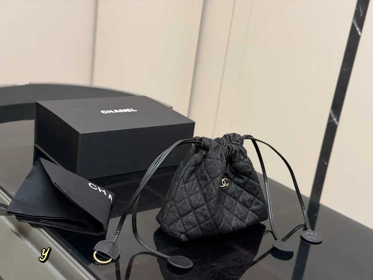 Chanel Quilted Check Handbag - 21 × 21 cm — source photograph 1 of 3