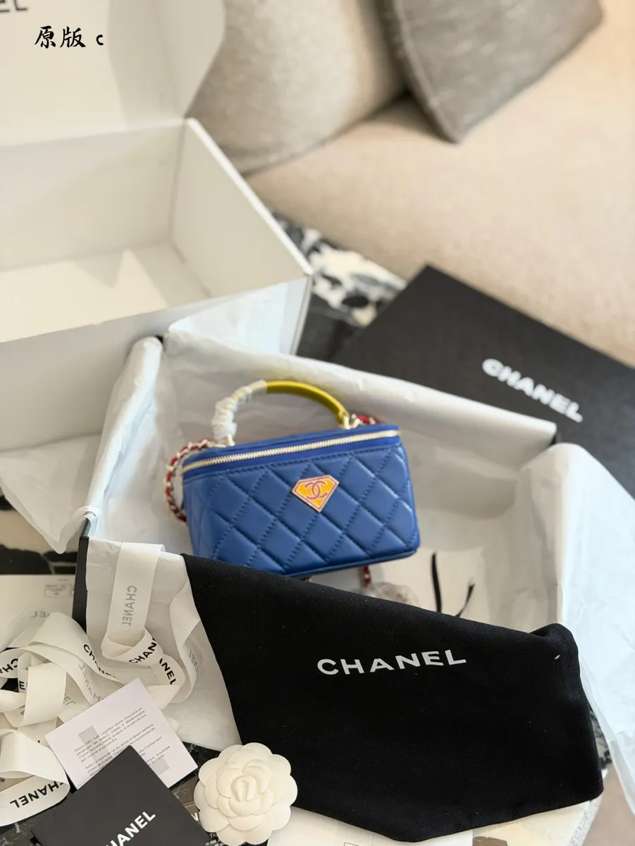 Chanel Quilted Woven Crossbody Bag - 17 × 10 × 10 cm — source photograph 1 of 3