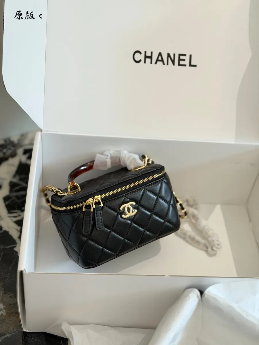 Chanel Quilted Woven Crossbody Bag - 17 × 9.5 × 8 cm — source photograph 1 of 3