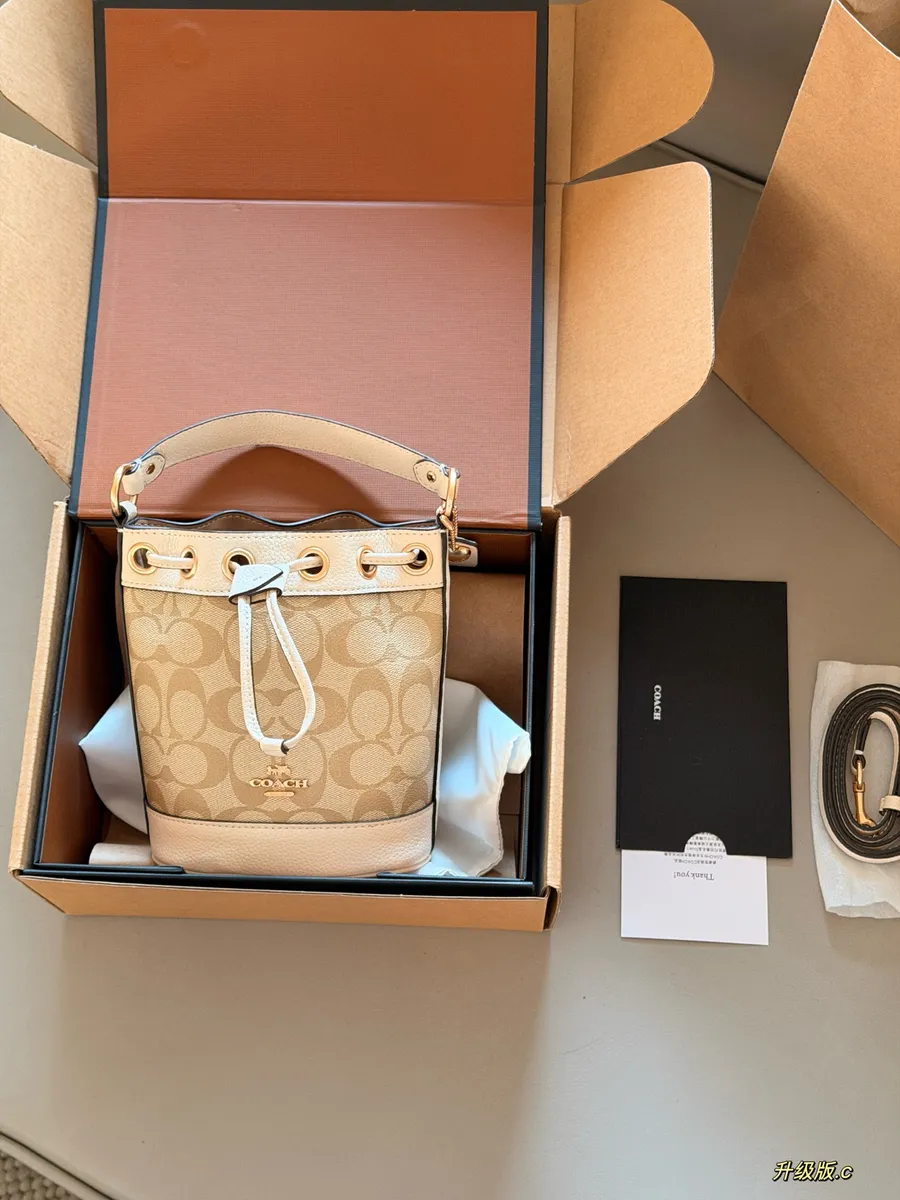 Coach Bucket Bag - 16 × 16 cm — source photograph 1 of 3